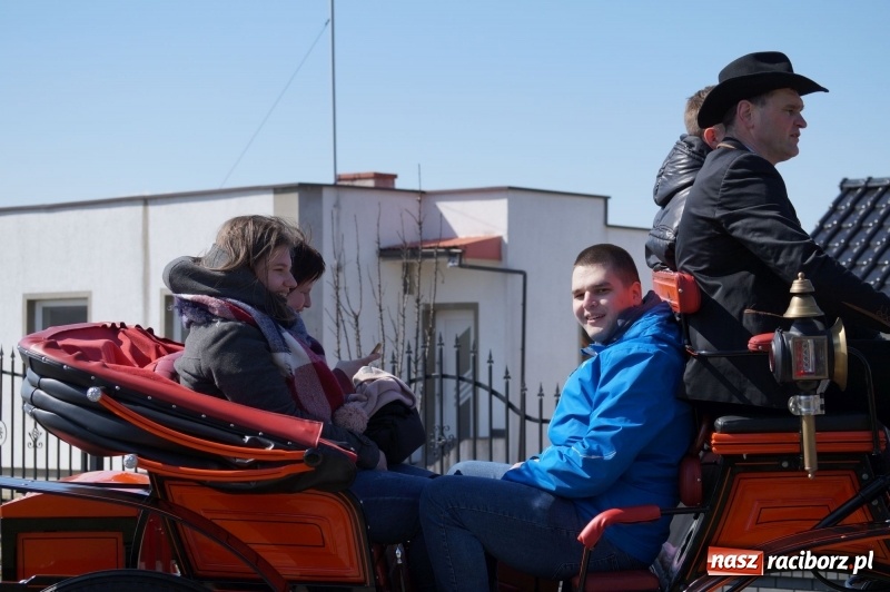 Zdjęcie w galerii na portalu naszraciborz.pl: W gminie Nędza objechali pola prosząc o udane plony wiadomości z regionu