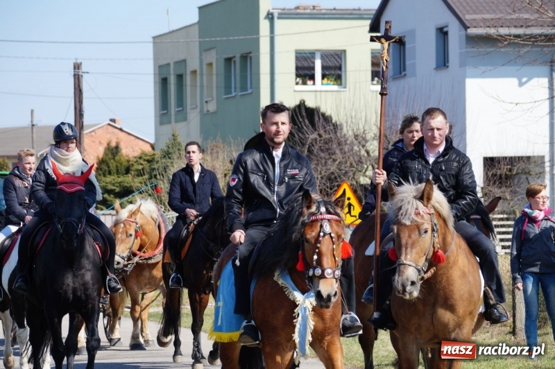 Zdjęcie w galerii na portalu naszraciborz.pl: W gminie Nędza objechali pola prosząc o udane plony wiadomości z regionu