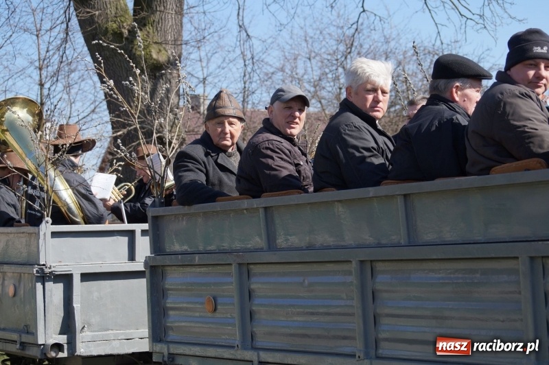 Zdjęcie w galerii na portalu naszraciborz.pl: W gminie Nędza objechali pola prosząc o udane plony wiadomości z regionu
