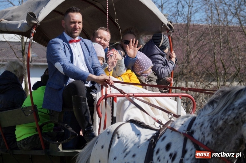 Zdjęcie w galerii na portalu naszraciborz.pl: W gminie Nędza objechali pola prosząc o udane plony wiadomości z regionu