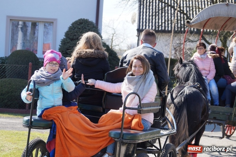 Zdjęcie w galerii na portalu naszraciborz.pl: W gminie Nędza objechali pola prosząc o udane plony wiadomości z regionu