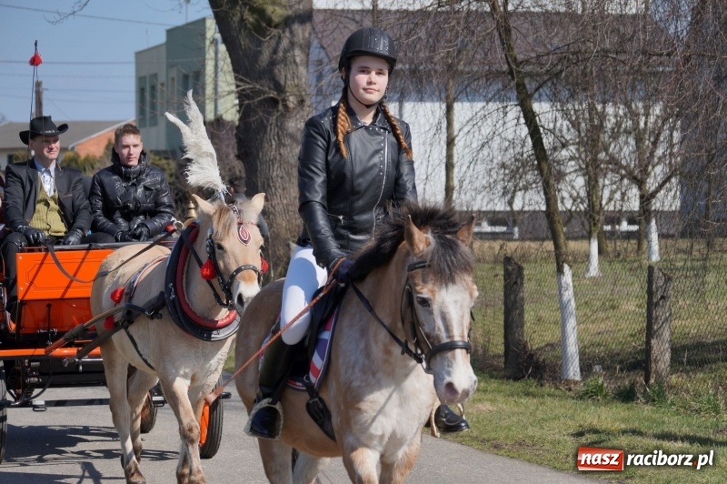 Zdjęcie w galerii na portalu naszraciborz.pl: W gminie Nędza objechali pola prosząc o udane plony wiadomości z regionu