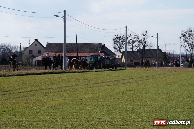 Zdjęcie w galerii na portalu naszraciborz.pl: W gminie Nędza objechali pola prosząc o udane plony wiadomości z regionu