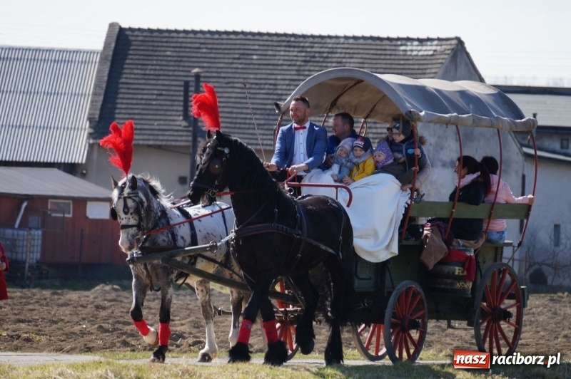 Zdjęcie w galerii na portalu naszraciborz.pl: W gminie Nędza objechali pola prosząc o udane plony wiadomości z regionu