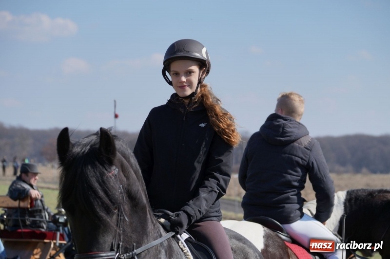 Zdjęcie w galerii na portalu naszraciborz.pl: W gminie Nędza objechali pola prosząc o udane plony wiadomości z regionu