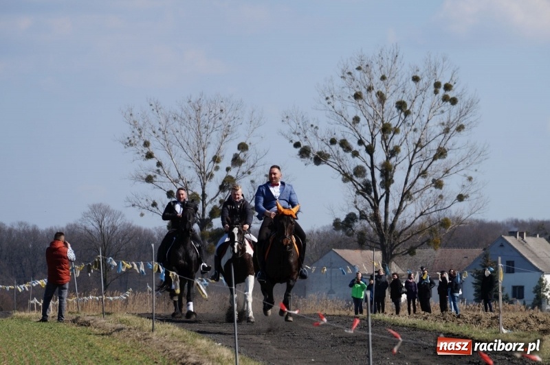Zdjęcie w galerii na portalu naszraciborz.pl: W gminie Nędza objechali pola prosząc o udane plony wiadomości z regionu