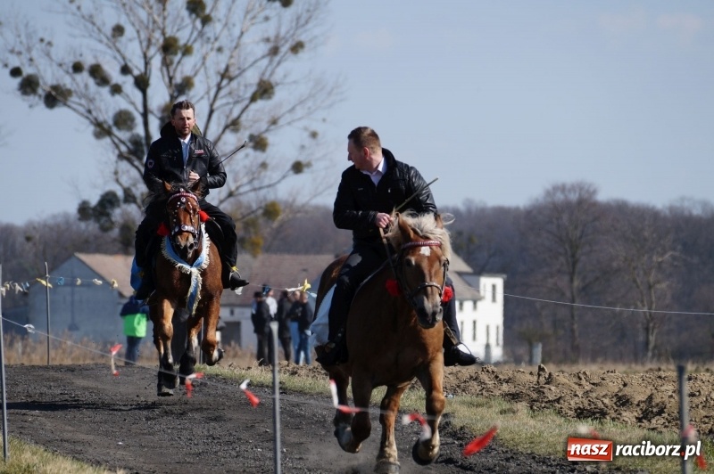 Zdjęcie w galerii na portalu naszraciborz.pl: W gminie Nędza objechali pola prosząc o udane plony wiadomości z regionu