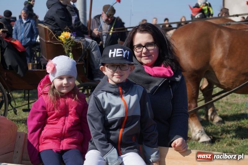 Zdjęcie w galerii na portalu naszraciborz.pl: W gminie Nędza objechali pola prosząc o udane plony wiadomości z regionu