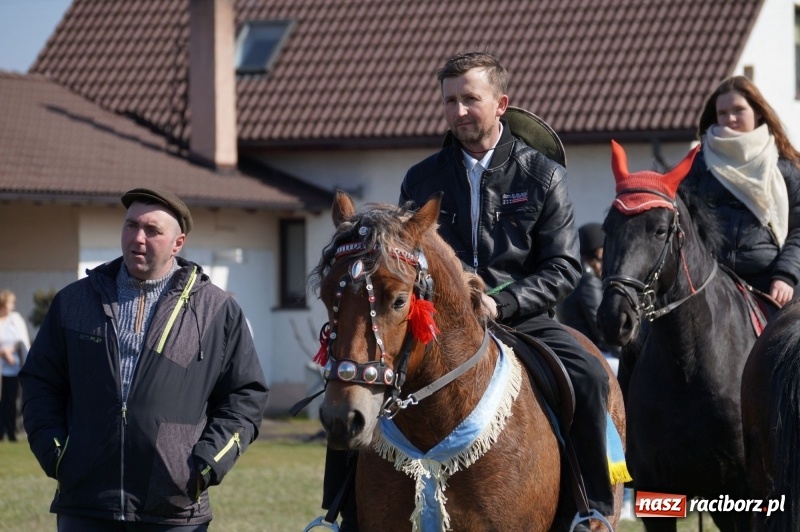 Zdjęcie w galerii na portalu naszraciborz.pl: W gminie Nędza objechali pola prosząc o udane plony wiadomości z regionu