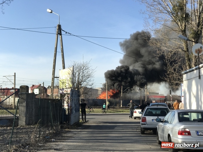Zdjęcie w galerii na portalu naszraciborz.pl: Pożar składowiska opon i koparki przy ulicy Eichendorffa FOTO i WIDEO wiadomości z regionu