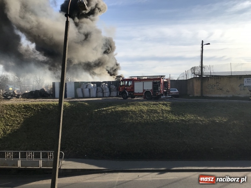 Zdjęcie w galerii na portalu naszraciborz.pl: Pożar składowiska opon i koparki przy ulicy Eichendorffa FOTO i WIDEO wiadomości z regionu