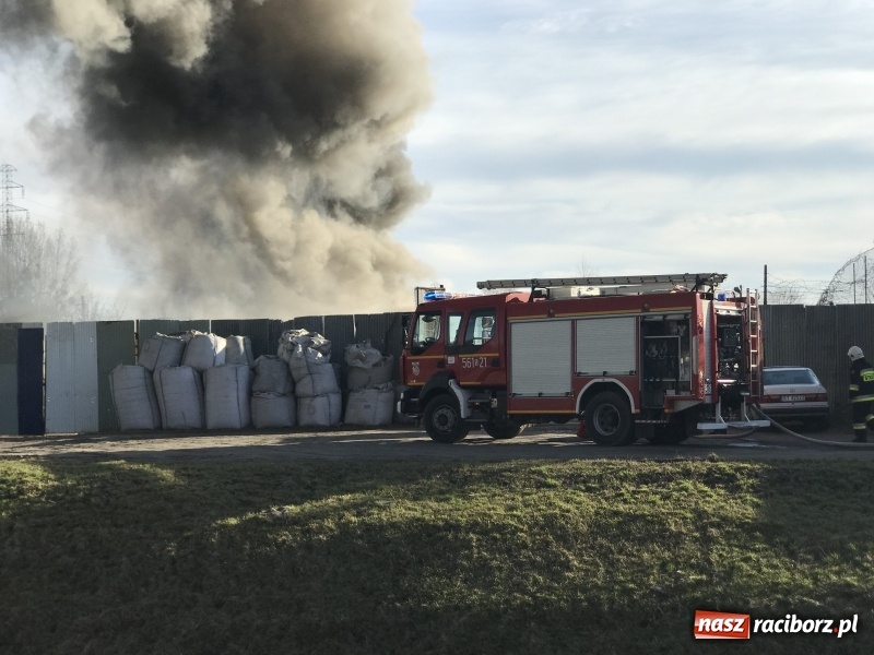 Zdjęcie w galerii na portalu naszraciborz.pl: Pożar składowiska opon i koparki przy ulicy Eichendorffa FOTO i WIDEO wiadomości z regionu