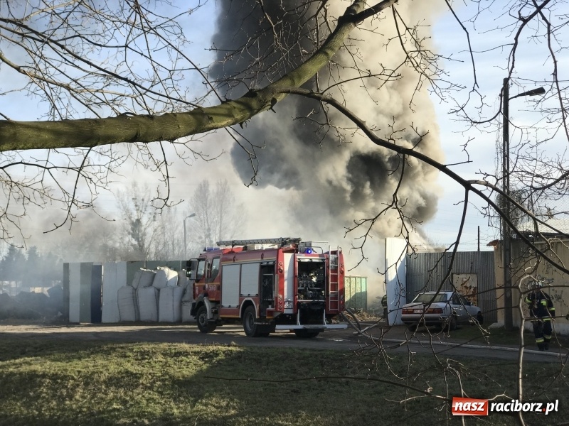 Zdjęcie w galerii na portalu naszraciborz.pl: Pożar składowiska opon i koparki przy ulicy Eichendorffa FOTO i WIDEO wiadomości z regionu