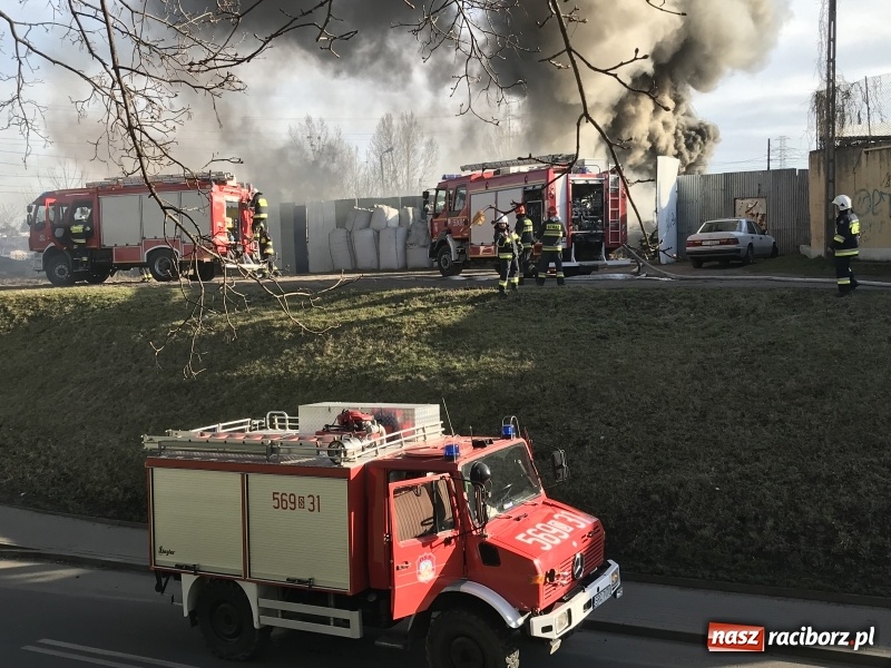 Zdjęcie w galerii na portalu naszraciborz.pl: Pożar składowiska opon i koparki przy ulicy Eichendorffa FOTO i WIDEO wiadomości z regionu