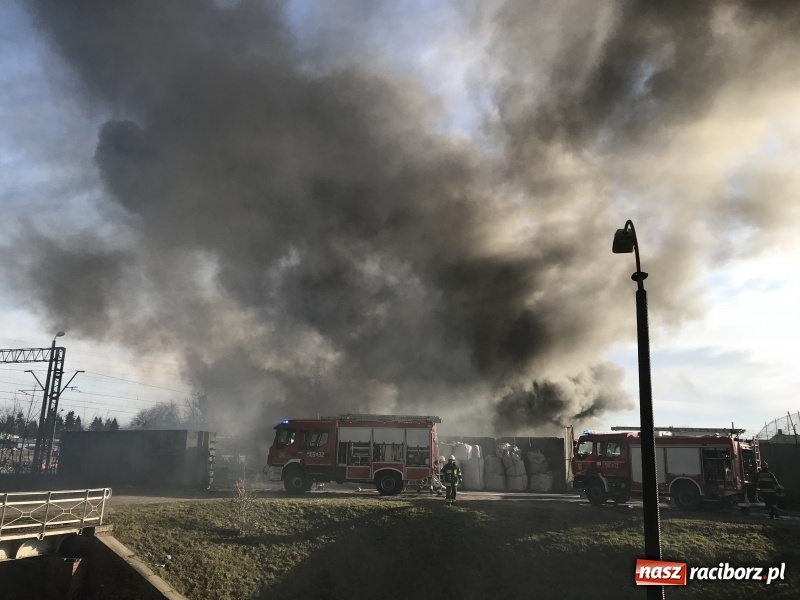 Zdjęcie w galerii na portalu naszraciborz.pl: Pożar składowiska opon i koparki przy ulicy Eichendorffa FOTO i WIDEO wiadomości z regionu