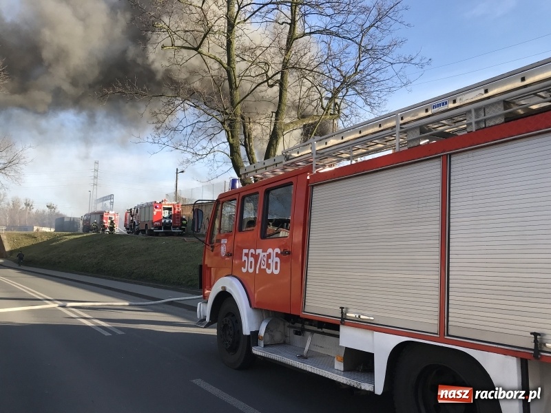 Zdjęcie w galerii na portalu naszraciborz.pl: Pożar składowiska opon i koparki przy ulicy Eichendorffa FOTO i WIDEO wiadomości z regionu