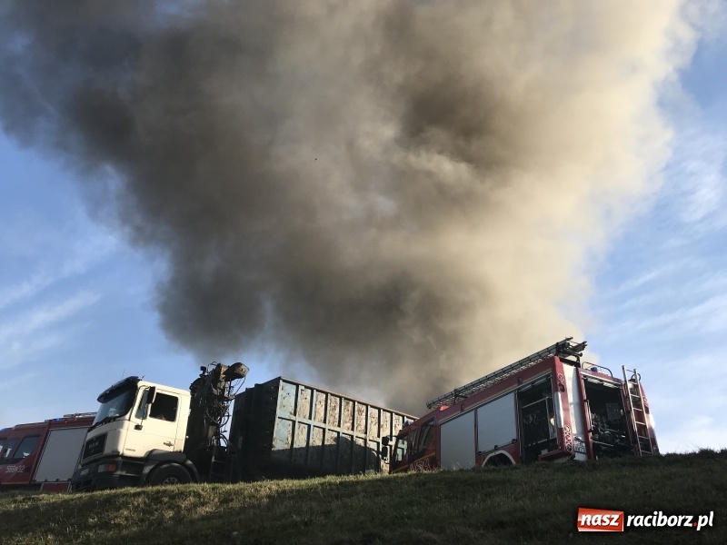 Zdjęcie w galerii na portalu naszraciborz.pl: Pożar składowiska opon i koparki przy ulicy Eichendorffa FOTO i WIDEO wiadomości z regionu