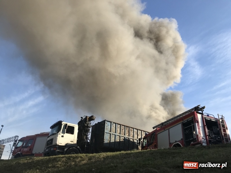 Zdjęcie w galerii na portalu naszraciborz.pl: Pożar składowiska opon i koparki przy ulicy Eichendorffa FOTO i WIDEO wiadomości z regionu