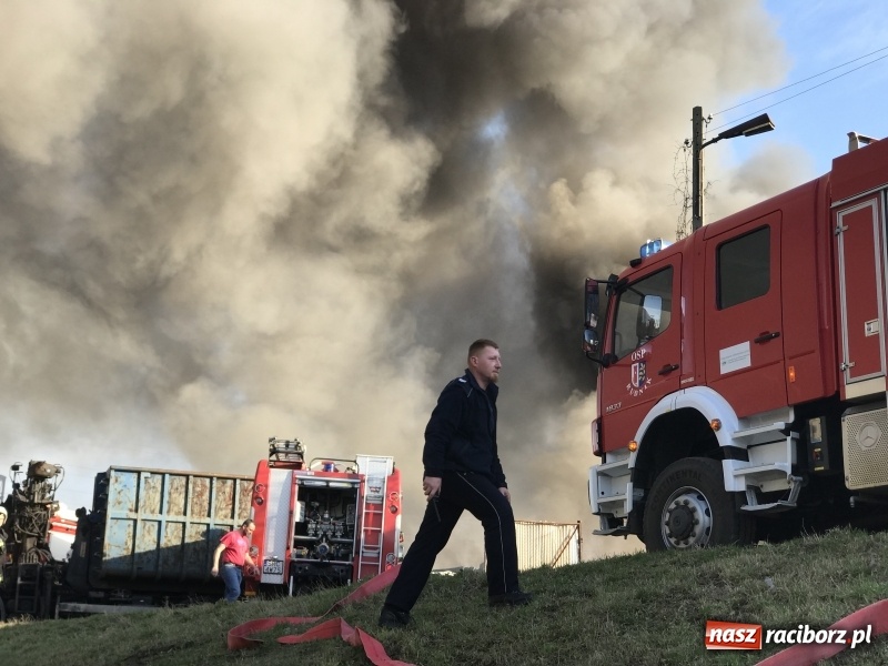 Zdjęcie w galerii na portalu naszraciborz.pl: Pożar składowiska opon i koparki przy ulicy Eichendorffa FOTO i WIDEO wiadomości z regionu