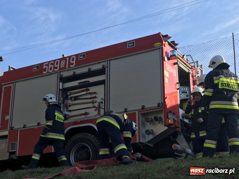 Zdjęcie w galerii na portalu naszraciborz.pl: Pożar składowiska opon i koparki przy ulicy Eichendorffa FOTO i WIDEO wiadomości z regionu