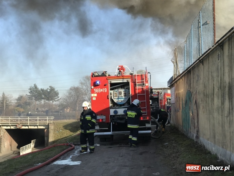 Zdjęcie w galerii na portalu naszraciborz.pl: Pożar składowiska opon i koparki przy ulicy Eichendorffa FOTO i WIDEO wiadomości z regionu