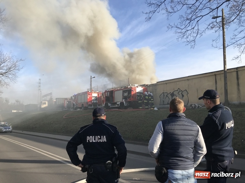 Zdjęcie w galerii na portalu naszraciborz.pl: Pożar składowiska opon i koparki przy ulicy Eichendorffa FOTO i WIDEO wiadomości z regionu