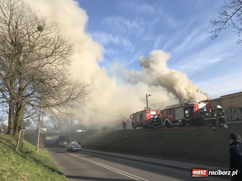 Zdjęcie w galerii na portalu naszraciborz.pl: Pożar składowiska opon i koparki przy ulicy Eichendorffa FOTO i WIDEO wiadomości z regionu