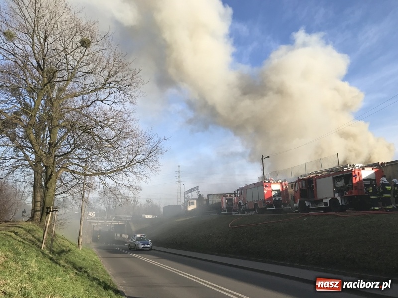 Zdjęcie w galerii na portalu naszraciborz.pl: Pożar składowiska opon i koparki przy ulicy Eichendorffa FOTO i WIDEO wiadomości z regionu