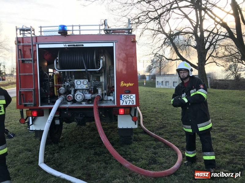 Zdjęcie w galerii na portalu naszraciborz.pl: Pożar składowiska opon i koparki przy ulicy Eichendorffa FOTO i WIDEO wiadomości z regionu