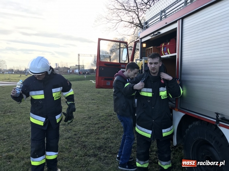 Zdjęcie w galerii na portalu naszraciborz.pl: Pożar składowiska opon i koparki przy ulicy Eichendorffa FOTO i WIDEO wiadomości z regionu