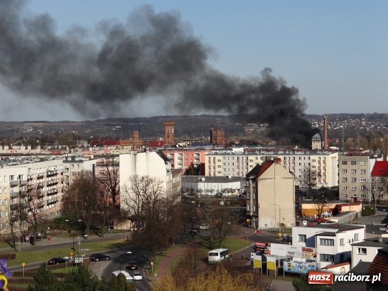 Zdjęcie w galerii na portalu naszraciborz.pl: Pożar składowiska opon i koparki przy ulicy Eichendorffa FOTO i WIDEO wiadomości z regionu