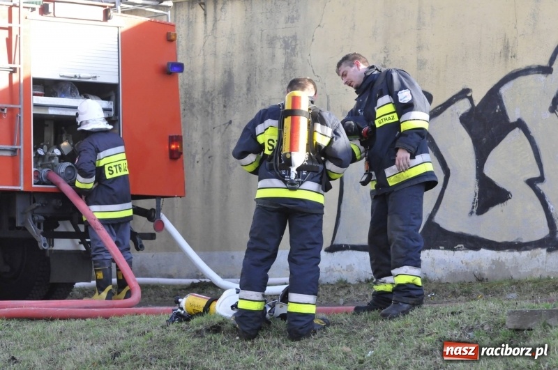 Zdjęcie w galerii na portalu naszraciborz.pl: Pożar składowiska opon i koparki przy ulicy Eichendorffa FOTO i WIDEO wiadomości z regionu