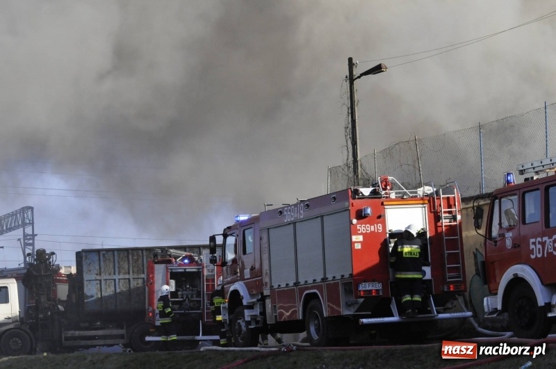 Zdjęcie w galerii na portalu naszraciborz.pl: Pożar składowiska opon i koparki przy ulicy Eichendorffa FOTO i WIDEO wiadomości z regionu