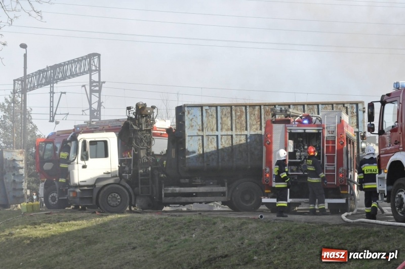 Zdjęcie w galerii na portalu naszraciborz.pl: Pożar składowiska opon i koparki przy ulicy Eichendorffa FOTO i WIDEO wiadomości z regionu