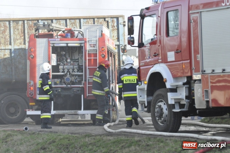 Zdjęcie w galerii na portalu naszraciborz.pl: Pożar składowiska opon i koparki przy ulicy Eichendorffa FOTO i WIDEO wiadomości z regionu