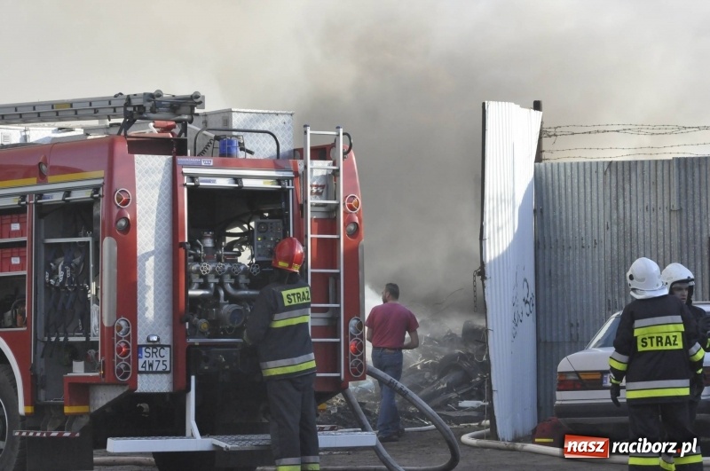 Zdjęcie w galerii na portalu naszraciborz.pl: Pożar składowiska opon i koparki przy ulicy Eichendorffa FOTO i WIDEO wiadomości z regionu