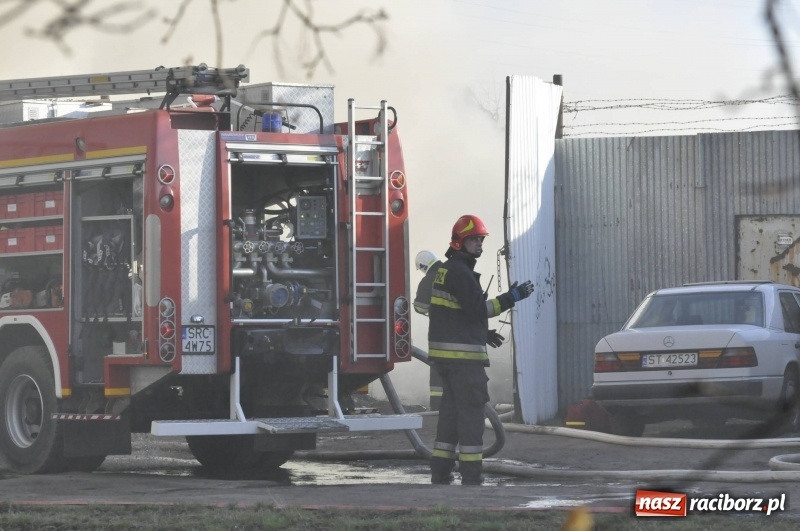 Zdjęcie w galerii na portalu naszraciborz.pl: Pożar składowiska opon i koparki przy ulicy Eichendorffa FOTO i WIDEO wiadomości z regionu
