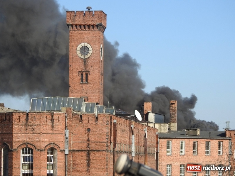 Zdjęcie w galerii na portalu naszraciborz.pl: Pożar składowiska opon i koparki przy ulicy Eichendorffa FOTO i WIDEO wiadomości z regionu