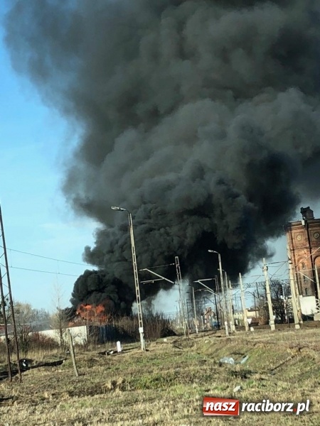 Zdjęcie w galerii na portalu naszraciborz.pl: Pożar składowiska opon i koparki przy ulicy Eichendorffa FOTO i WIDEO wiadomości z regionu