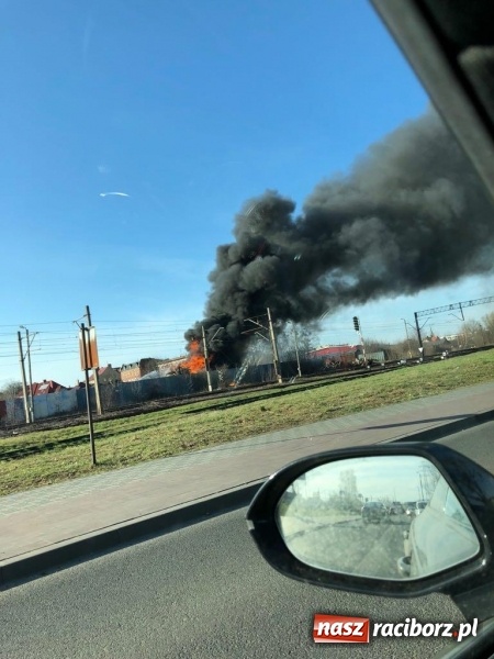 Zdjęcie w galerii na portalu naszraciborz.pl: Pożar składowiska opon i koparki przy ulicy Eichendorffa FOTO i WIDEO wiadomości z regionu