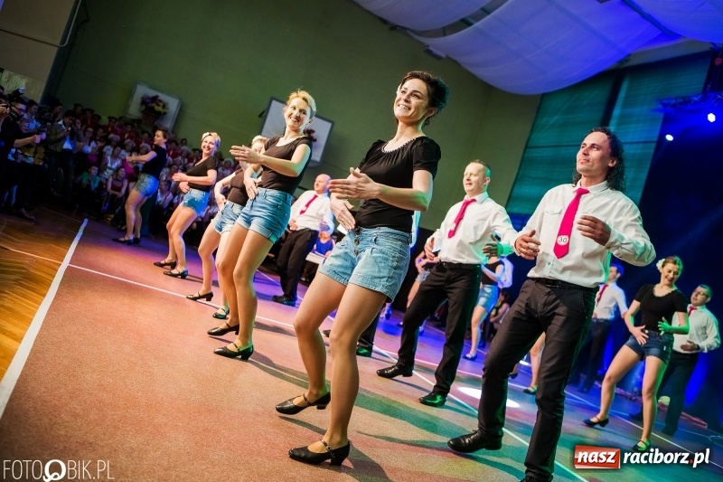 Zdjęcie w galerii na portalu naszraciborz.pl: Jubileusz 30-lecia zespołu tanecznego Uśmiech z udziałem Ani Wyszkoni  wiadomości z regionu