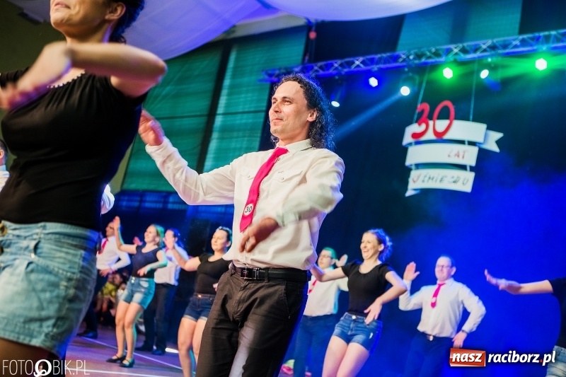 Zdjęcie w galerii na portalu naszraciborz.pl: Jubileusz 30-lecia zespołu tanecznego Uśmiech z udziałem Ani Wyszkoni  wiadomości z regionu