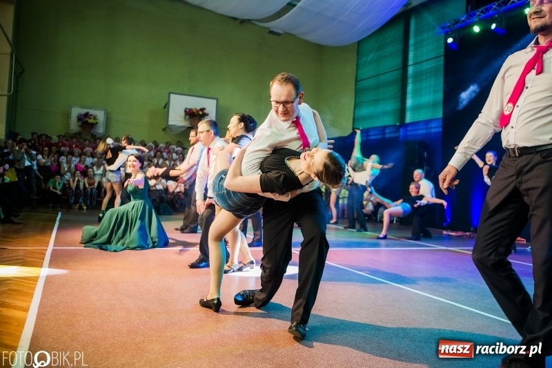 Zdjęcie w galerii na portalu naszraciborz.pl: Jubileusz 30-lecia zespołu tanecznego Uśmiech z udziałem Ani Wyszkoni  wiadomości z regionu