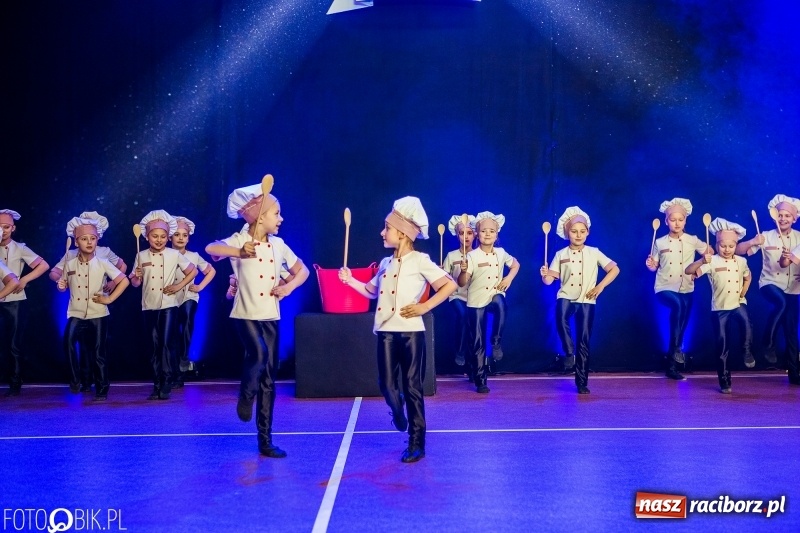 Zdjęcie w galerii na portalu naszraciborz.pl: Jubileusz 30-lecia zespołu tanecznego Uśmiech z udziałem Ani Wyszkoni  wiadomości z regionu