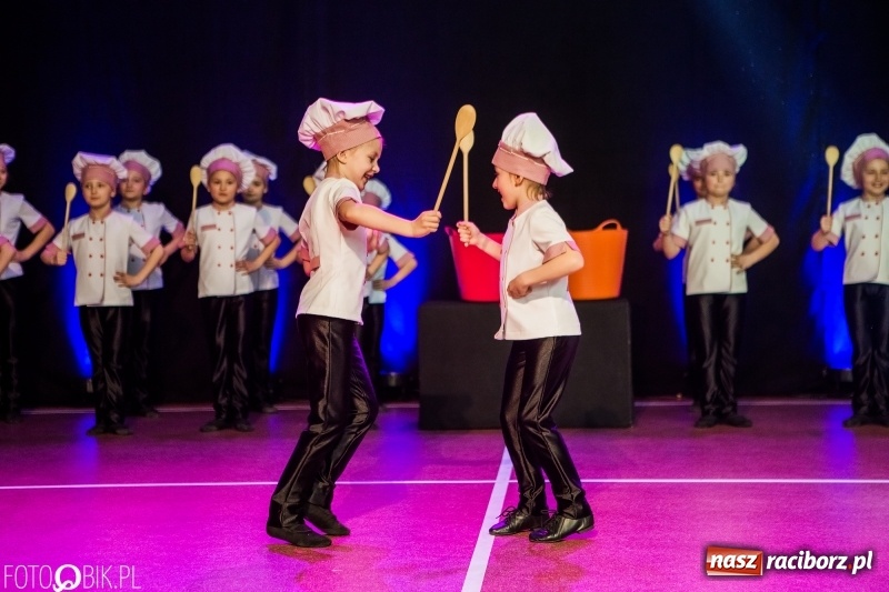 Zdjęcie w galerii na portalu naszraciborz.pl: Jubileusz 30-lecia zespołu tanecznego Uśmiech z udziałem Ani Wyszkoni  wiadomości z regionu