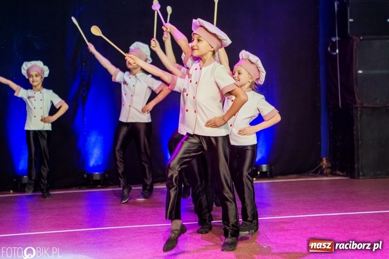 Zdjęcie w galerii na portalu naszraciborz.pl: Jubileusz 30-lecia zespołu tanecznego Uśmiech z udziałem Ani Wyszkoni  wiadomości z regionu