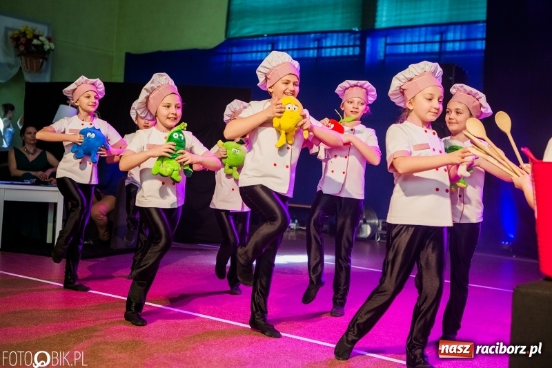 Zdjęcie w galerii na portalu naszraciborz.pl: Jubileusz 30-lecia zespołu tanecznego Uśmiech z udziałem Ani Wyszkoni  wiadomości z regionu