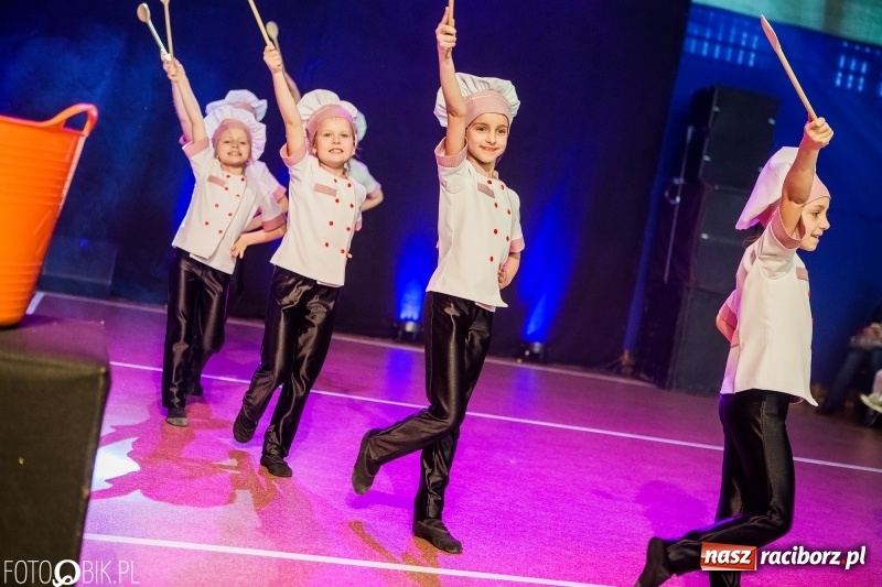 Zdjęcie w galerii na portalu naszraciborz.pl: Jubileusz 30-lecia zespołu tanecznego Uśmiech z udziałem Ani Wyszkoni  wiadomości z regionu