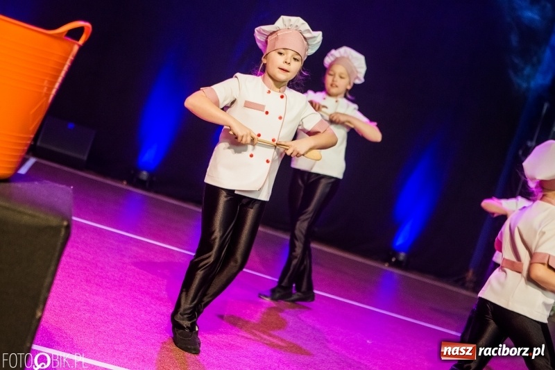 Zdjęcie w galerii na portalu naszraciborz.pl: Jubileusz 30-lecia zespołu tanecznego Uśmiech z udziałem Ani Wyszkoni  wiadomości z regionu