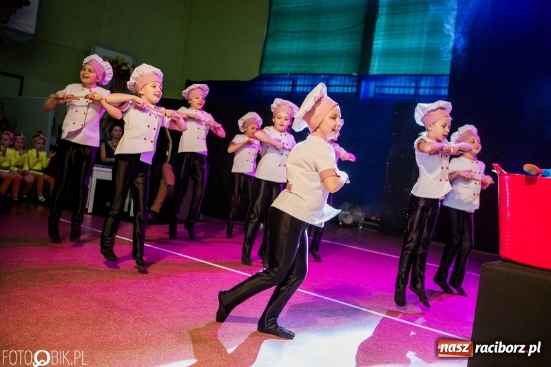 Zdjęcie w galerii na portalu naszraciborz.pl: Jubileusz 30-lecia zespołu tanecznego Uśmiech z udziałem Ani Wyszkoni  wiadomości z regionu